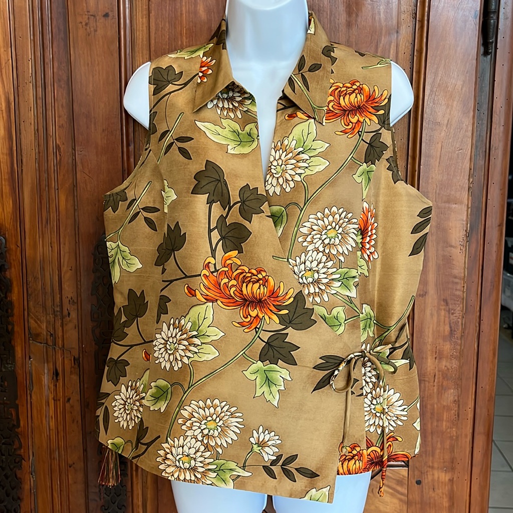 Silkland Sleeveless Wrap Top With Collar